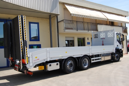 IVECO STRALIS 260 S42 + RAMPE + VERRICELLO VIME MH 8000